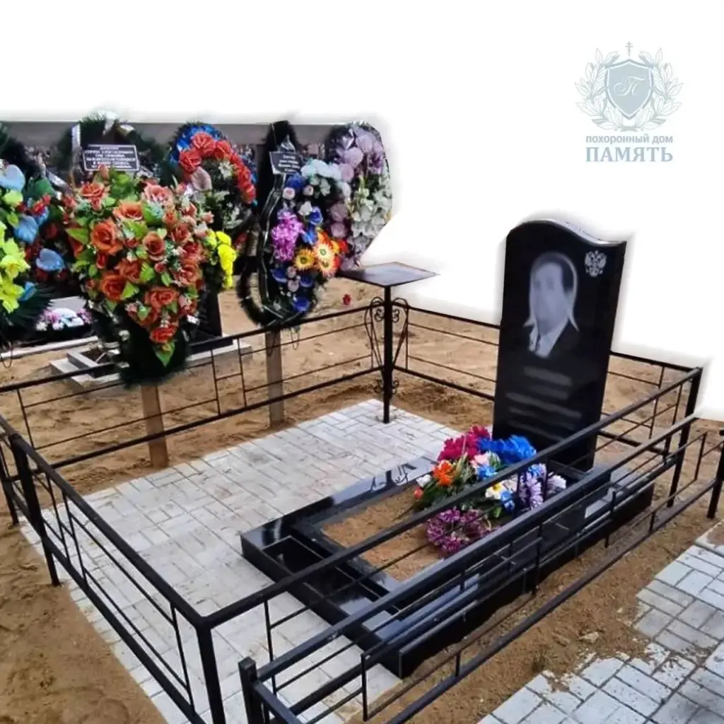 Благоустройство могилы: облицовка цветника керамогранитом и тротуарная плитка — работа ПД «Память», Архангельск